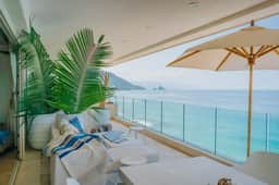 Full Floor Beachfront Luxury Apartment - Imagen 4