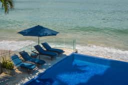 Lux Beachfront Full-Floor Residence - Imagen 2