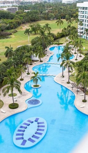 Vista aérea del complejo de piscinas del centro vacacional Vidanta, Bahía de Banderas