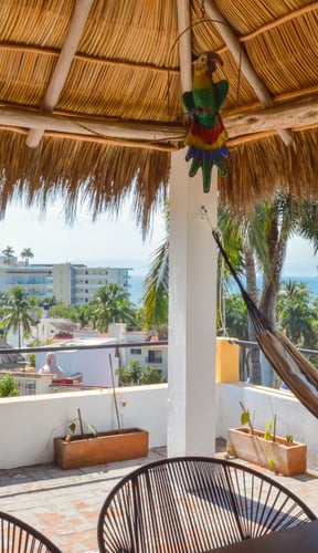 Terraza en la azotea con palapa, hamaca y vistas al mar en Bucerías