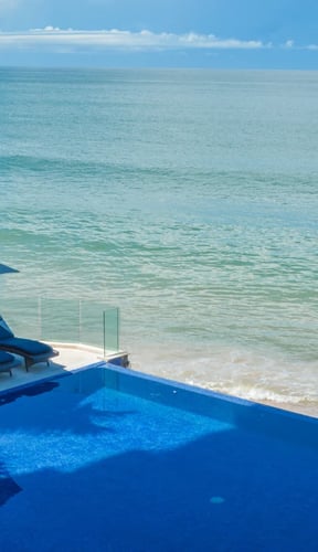 Piscina infinita con vistas al Pacífico en una residencia frente al mar en Puerto Vallarta