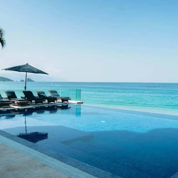 Full Floor Beachfront Luxury Apartment - Imagen 1