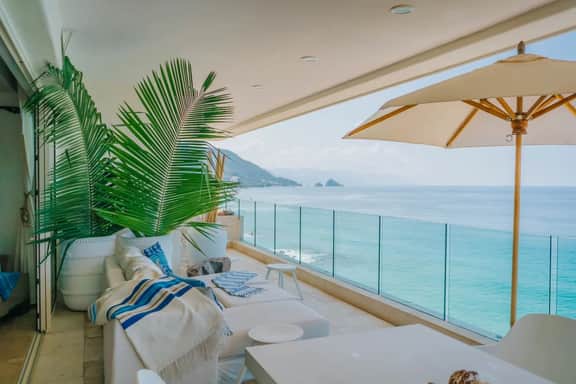 Full Floor Beachfront Luxury Apartment - Imagen 4