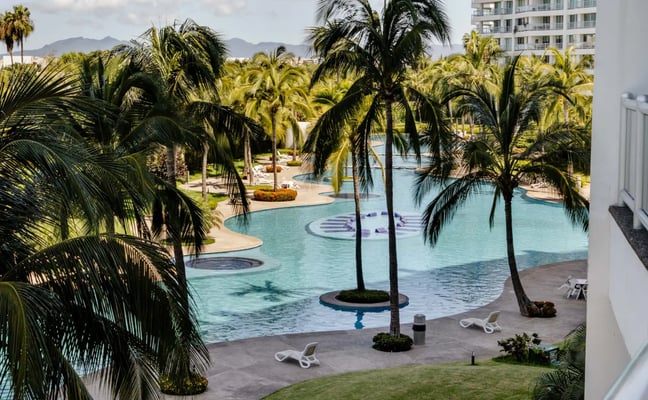 Un alojamiento de Mikalli con piscina y palmeras en Puerto Vallarta.