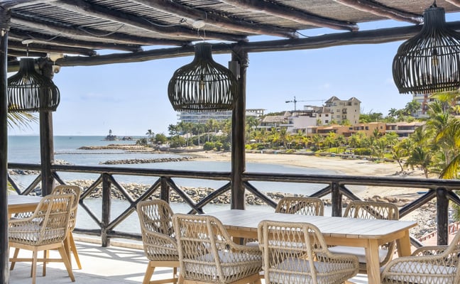 Piscina infinita y terraza frente al mar en Villa Chukum al atardecer, Punta de Mita